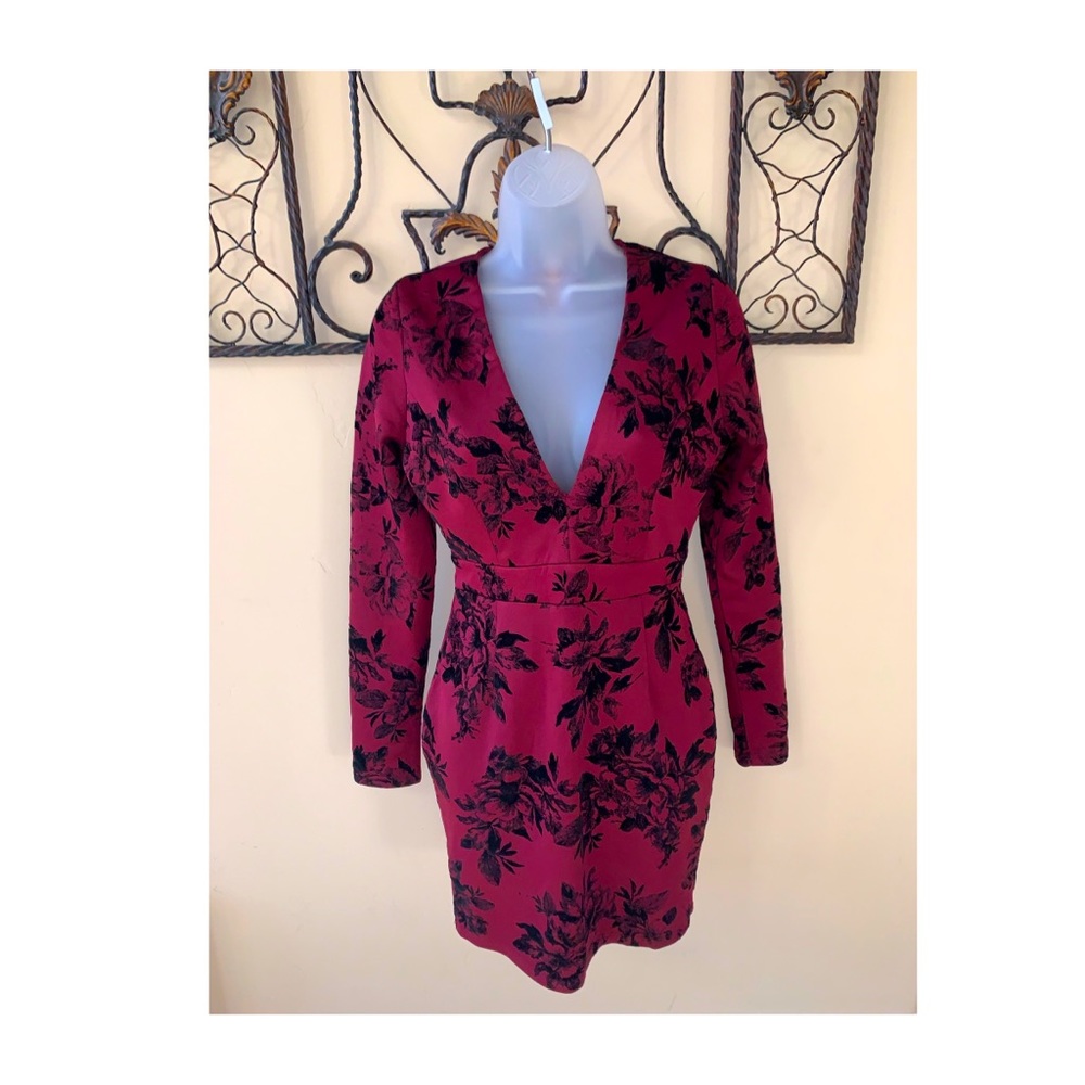 Beautiful dress by Windsor.Perfect for the upcoming holiday season! Sz M…